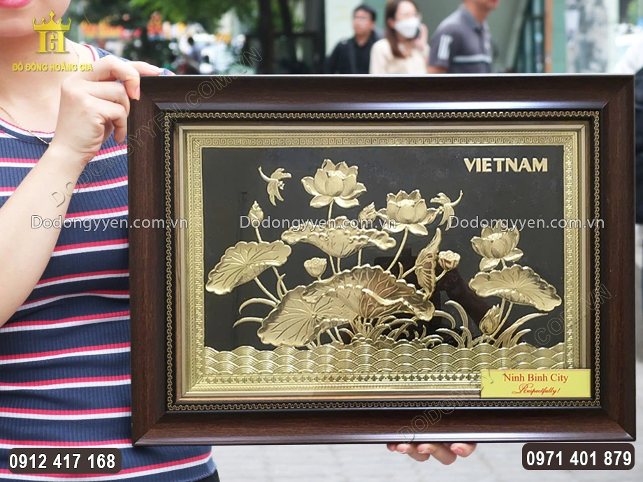 Nền tranh được sơn đen v&ocirc; c&ugrave;ng nổi bật